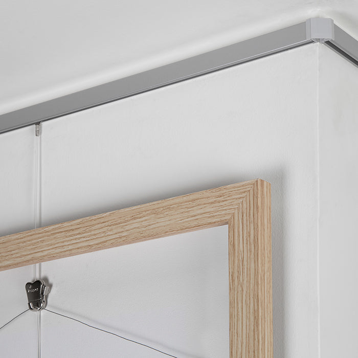 Galleriskenor STAS minirail 150 cm + monteringssats finns i vitt och aluminium för bästa stil.